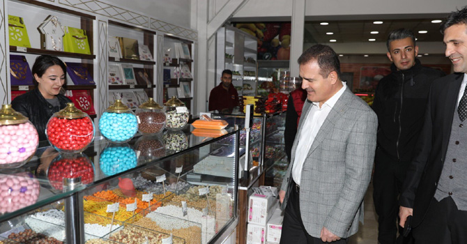 Vali Akbıyık, alışveriş merkezi AHS’yi ziyaret etti