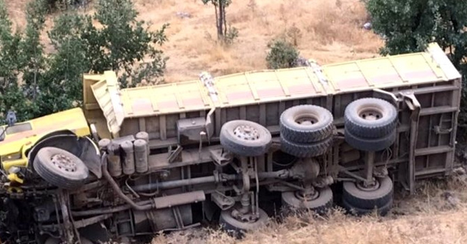 Park halindeki kamyon şarampole yuvarlandı