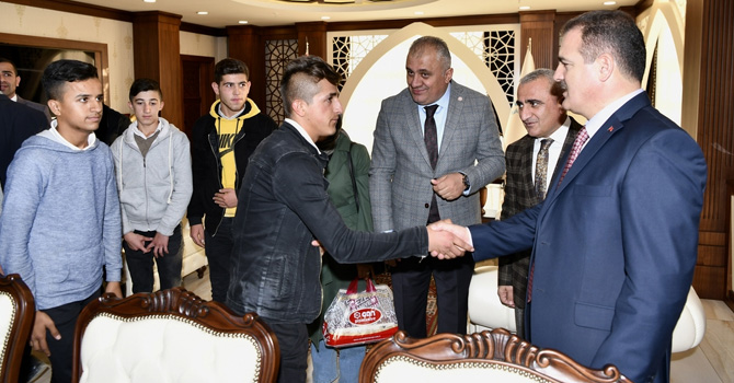 Kocaeli'nden dönen öğrencilerden Vali Akbıyık'a ziyaret