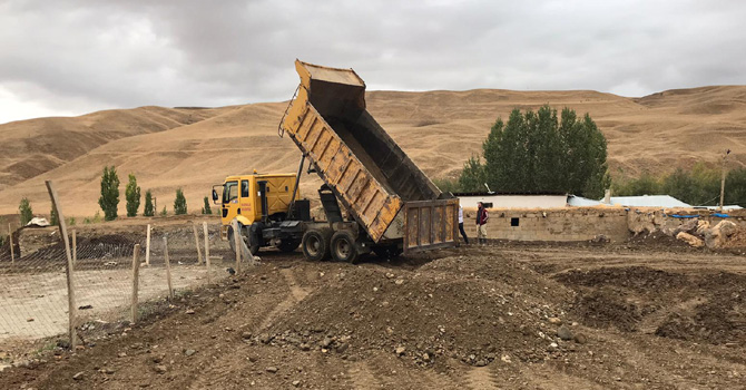 Başkale’de stabilize yol çalışmaları devam ediyor