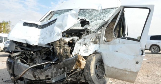 Minibüsle beton mikseri çarpıştı: 3 yaralı