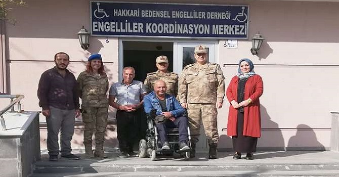 Tuğgeneral Özfidan engelliler derneğini ziyaret etti