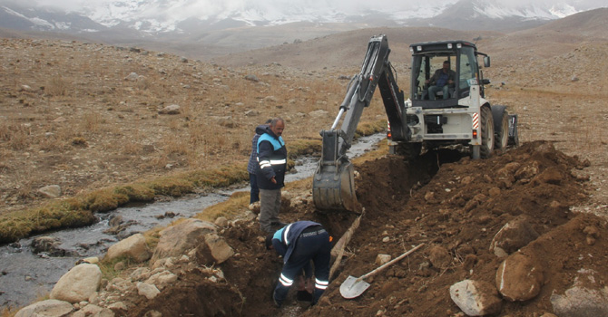 Hakkari'de zorlu içme suyu çalışmaları