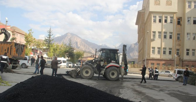 Hakkari'de kazılan caddelerde asfalt yama çalışması sürüyor