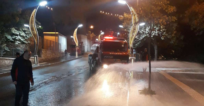Belediye itfaiye ekibi gece mesaisinde 