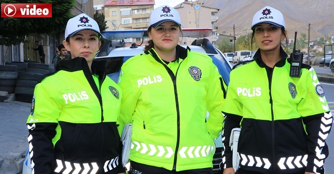 Hakkari'de trafik, kadın polislere emanet