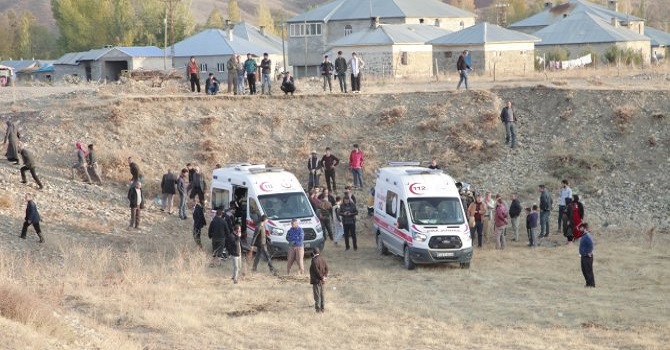 Yüksekova'da otomobil şarampole yuvarlandı: 2 yaralı