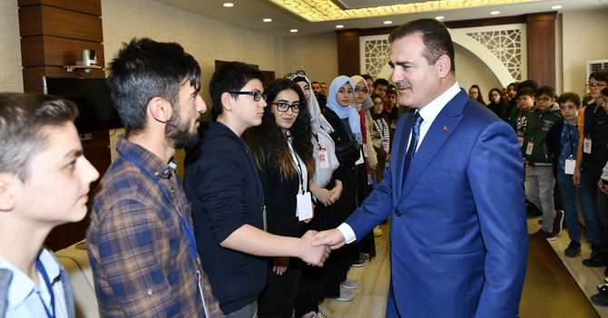 Kocaeli'den gelen öğrencilerden Vali Akbıyık'a ziyaret