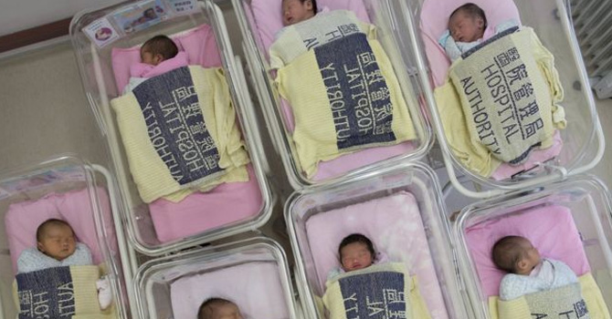 Çin'de 67 yaşındaki kadın doğal yolla hamile kaldı, kız bebek dünyaya getirdi