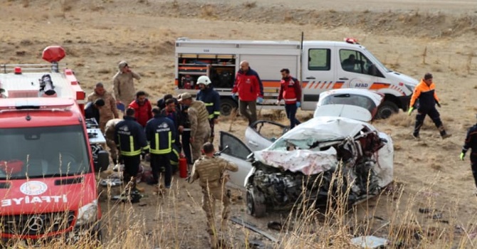 Hakkari -Van yolunda kaza: 3 kişi öldü 4 kişi de yaralandı