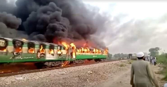 Pakistan’da yolcu treninde tüp patladı: 65 kişi öldü