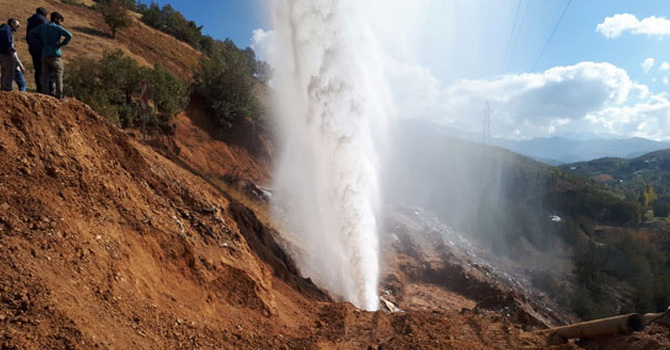 Şemdinli'de su borusu patladı, ilçe susuz kaldı