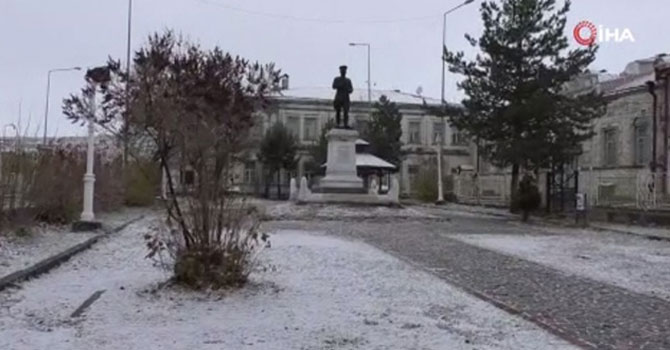 Şehir merkezine kar yağdı!