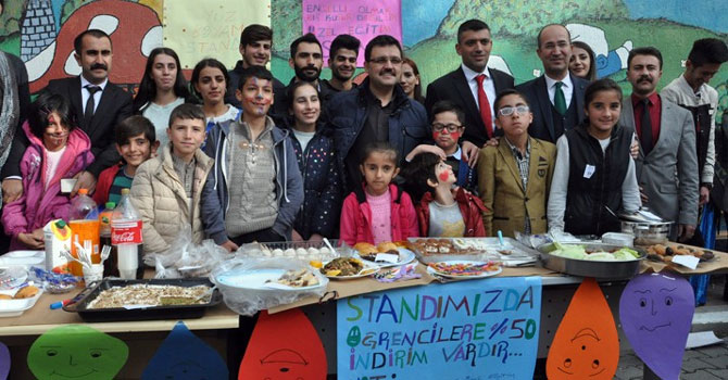 Yüksekova'da ihtiyaç sahibi öğrenciler yararına kermes