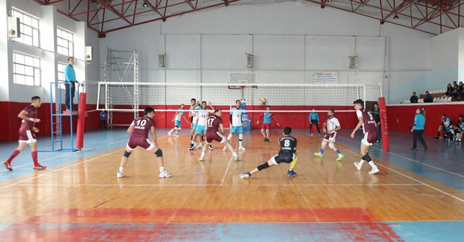 Vali Akbıyık Voleybol maçını izledi!