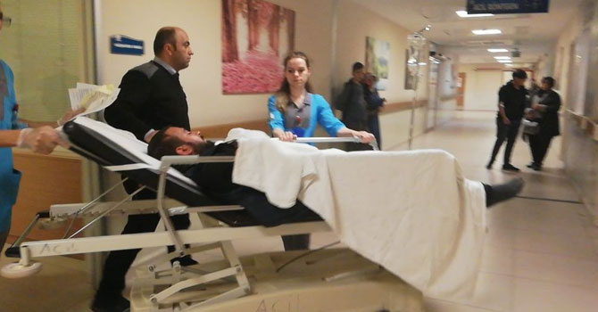 Eşiyle tartıştı kendini bıçakladı