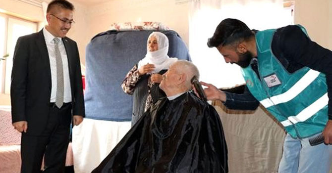 Cezasını tıraş ederek çekiyor