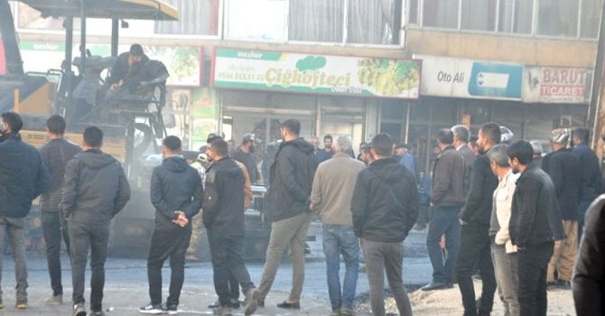 Yüksekova'da yol asfaltlama çalışması