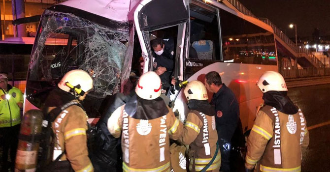 Çevik kuvvet otobüsü kaza yaptı: Araç içinde bulunan biber gazları patladı