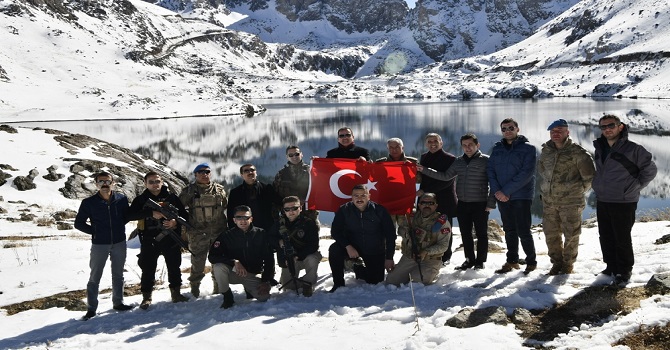 Vali Akbıyık 3450 rakımdaki üs bölgelerini ziyaret etti