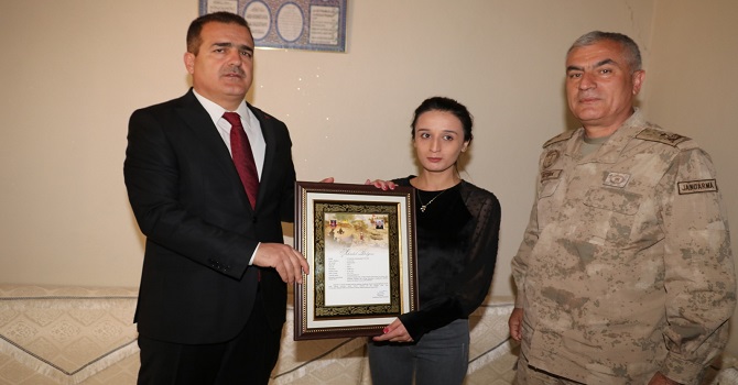 Hakkari'de şehit eşine şehadet belgesi verildi