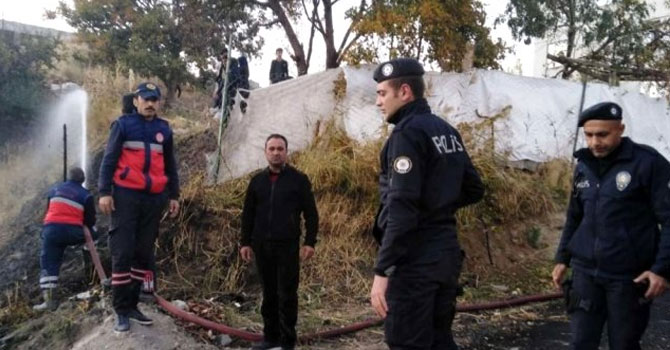 Hakkari'de anız yangını korkuttu