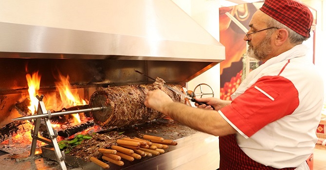 Erzurum’un meşhur cağ kebabı Hakkari’de açıldı