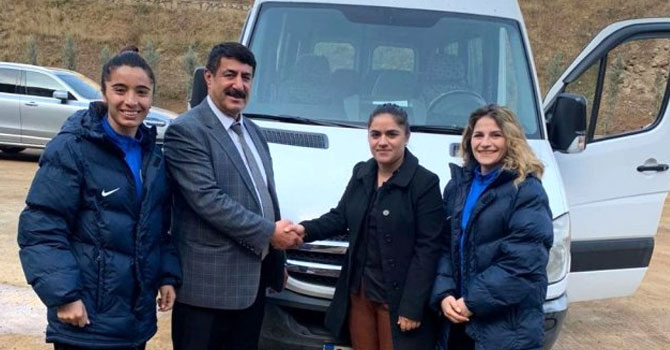 İş adamı İsmet Ölmez'den Hakkarigücü'ne minibüs