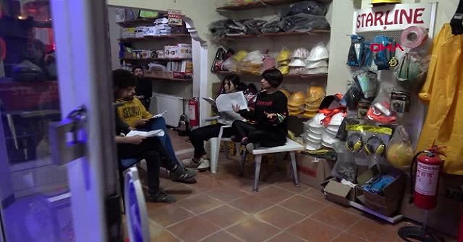 Tiyatro ekibi, yer bulamayınca dükkanda prova yapmaya başladı