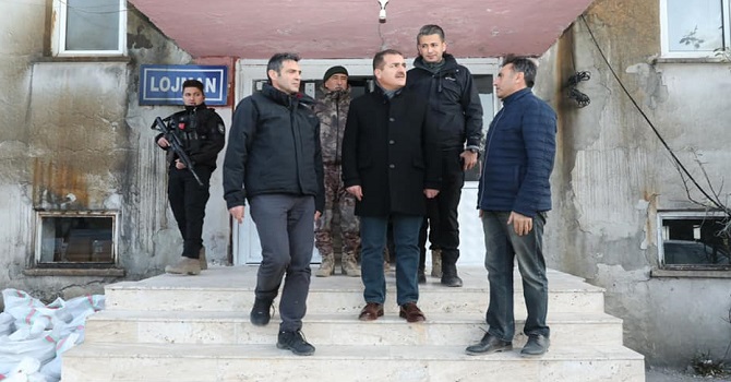 Vali Akbıyık, özel harekât yerleşkesinde incelemelerde bulundu