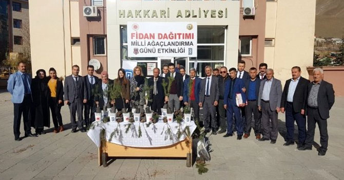 Denetimli serbestlik yükümlüleri fidan dağıttı