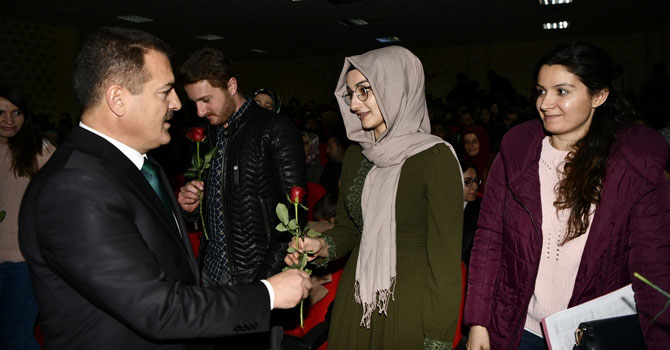 Vali Akbıyık öğretmenlere gül hediye etti