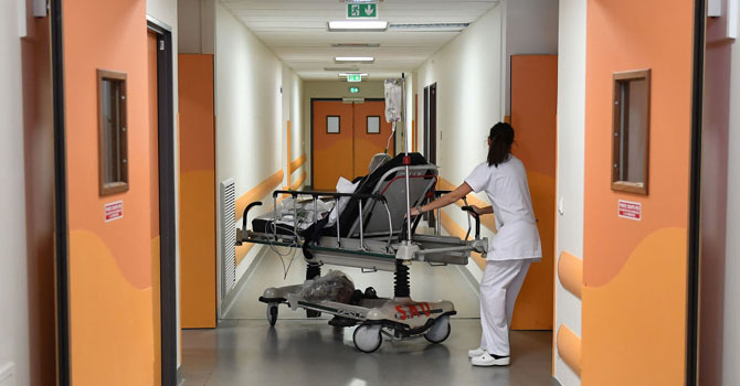 Fransa'da devlet hastanelerinin bütçesi artıyor