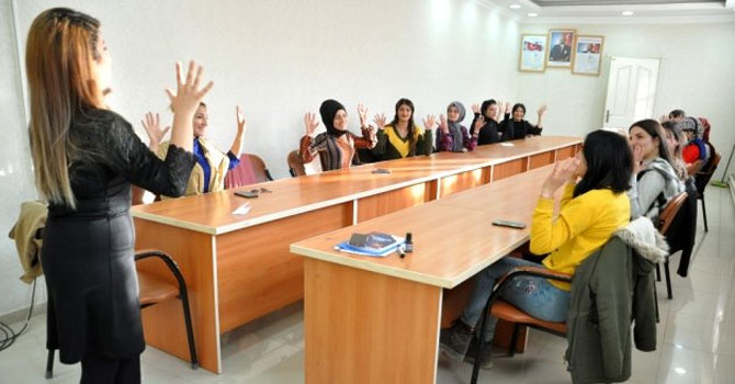 Yüzlerce kursiyeri iş sahibi yaptı