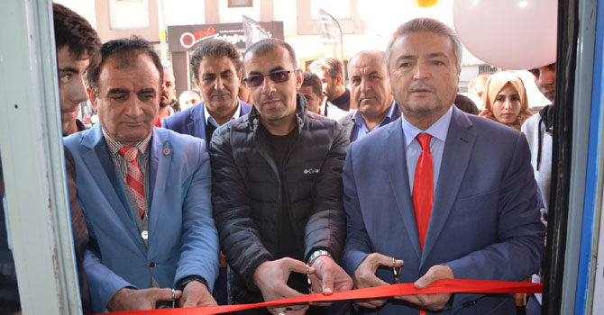 Hakkari’de Cemre Kozmetik hizmete açıldı