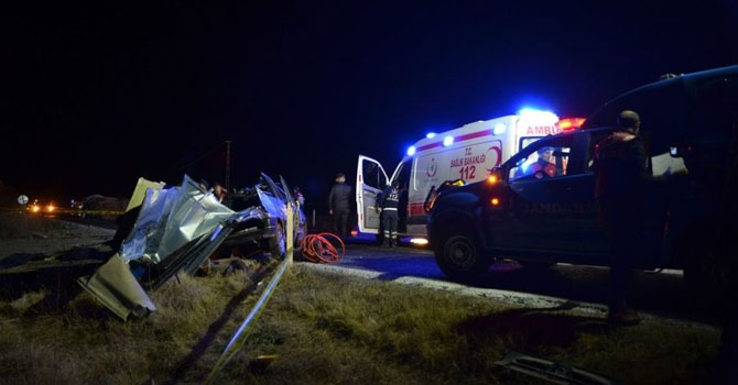 Minibüs ile otomobil çarpıştı: 4 ölü, 4 yaralı