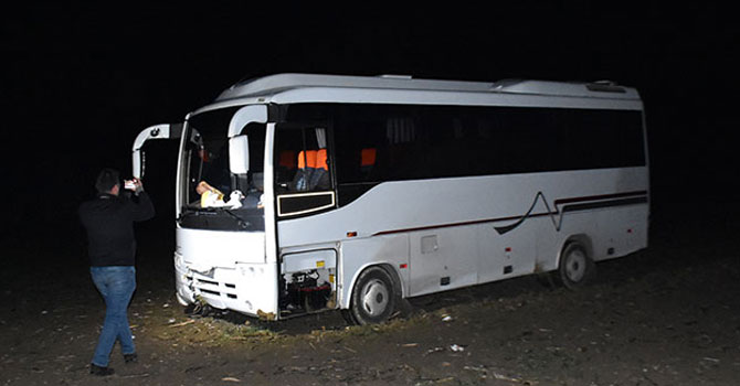 Tur midibüsü tarlaya uçtu: 8 yaralı