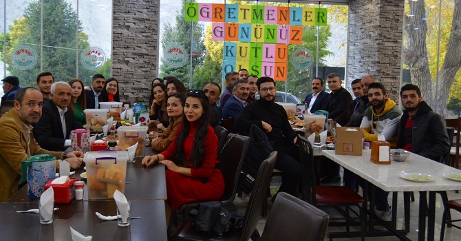 Hakkari'de Okul Aile Birliği, 24 Kasım dolayısıyla öğretmenlere yemek verdi
