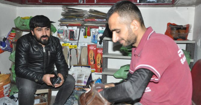 Atanamayan öğretmen adayı ayakkabı boyacısı oldu
