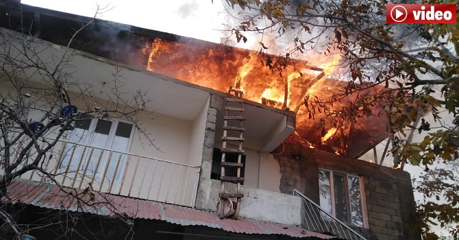 Hakkari'de İtfaiye dar sokağa giremeyince 2 katlı ev küle döndü