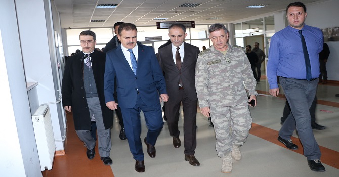 Hakkari valisi yaralı askerleri ziyaret etti