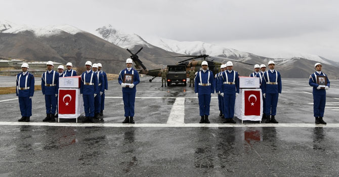 Yıldırım düşmesi ile şehit olan askerler memleketlerine uğurlandı