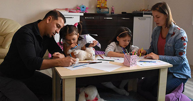 Minik kardeşler Maya ile Lara, 8 dil biliyor