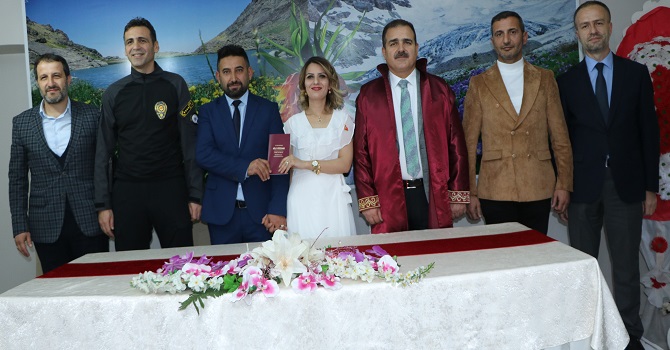 Hakkari valisi Akbıyık, ilk defa nikah kıydı