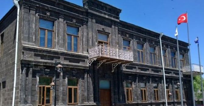 HDP’li Kars Belediyesi’nin banka hesaplarındaki işçi maaşlarına haciz konuldu