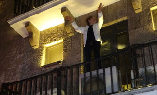 Balkonda mahsur kalan kadın dans etti