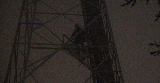 İntihar etmek için direğe çıktı, atlayamayınca ilaç içti