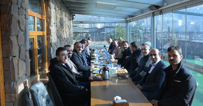 Ak Parti İl Başkanı Gür, gazetecilerle kahvaltıda bir araya geldi