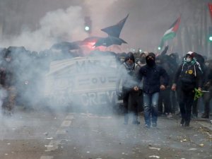 Fransa’da hayatı durma noktasına getiren grev ikinci gününde hayatı durma noktasına getiren grev ikinci gününde