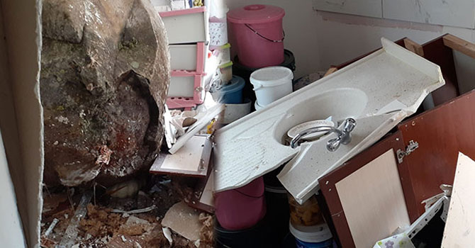 Dağdan kopan devasa kaya evi deldi, içeri girdi